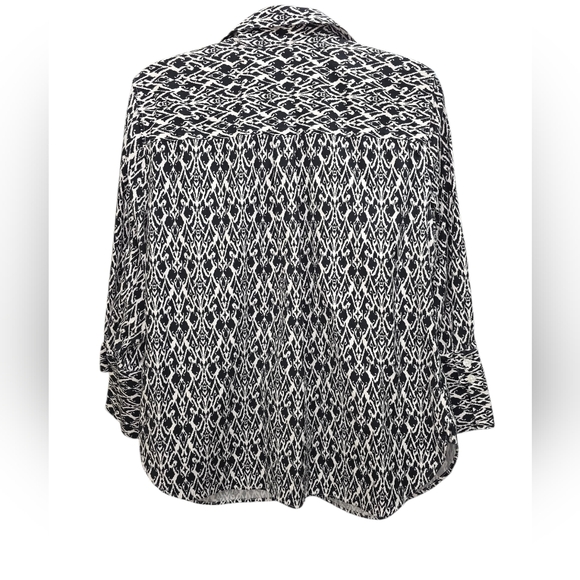 Chico's Monochrome Geometric Button-Down Shirt No Iron Stretch Ikat Size 2 (L) - Picture 2 of 7